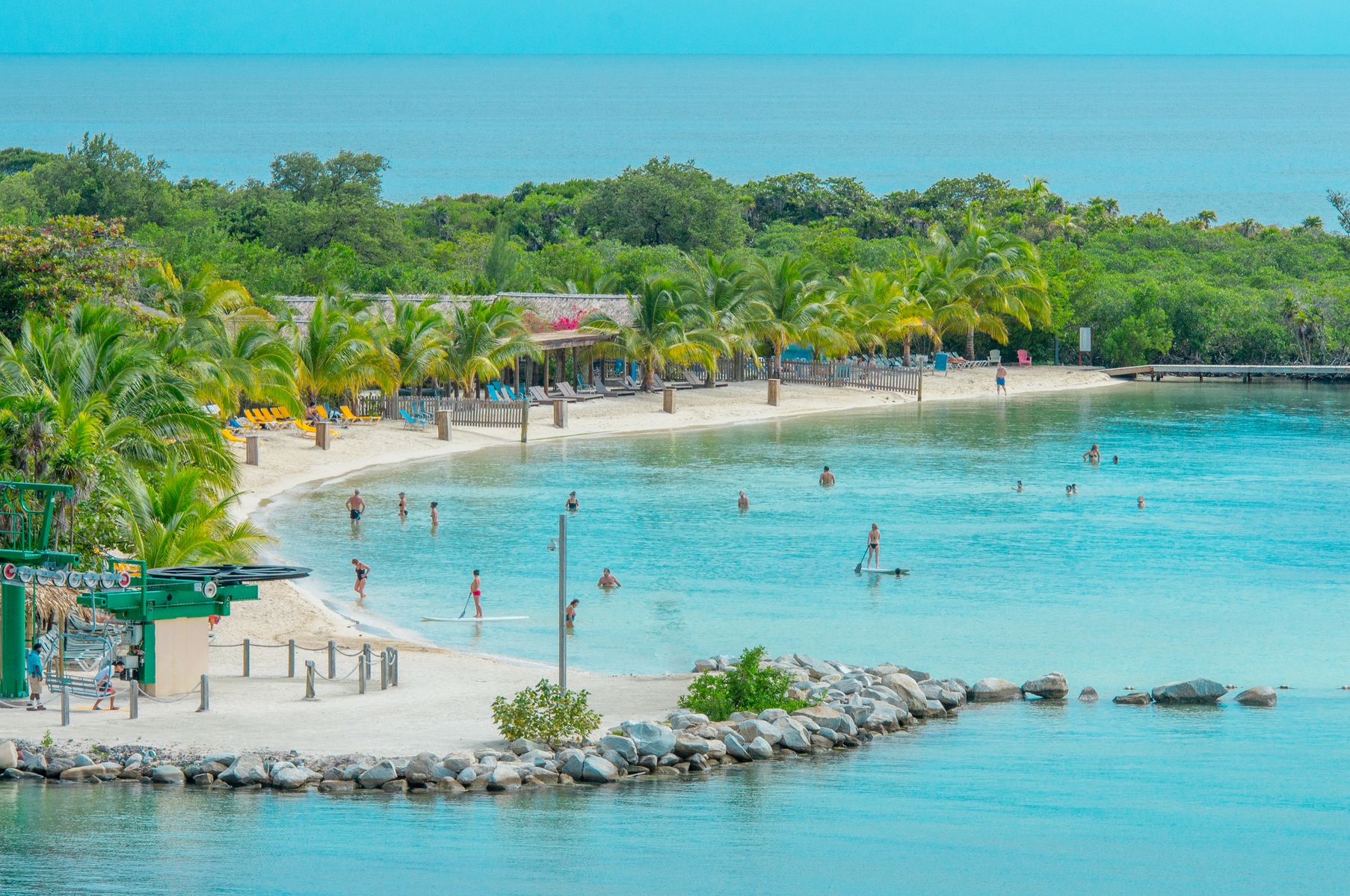 Exuberante, follaje tropical en la playa en la isla de Roatan, Honduras