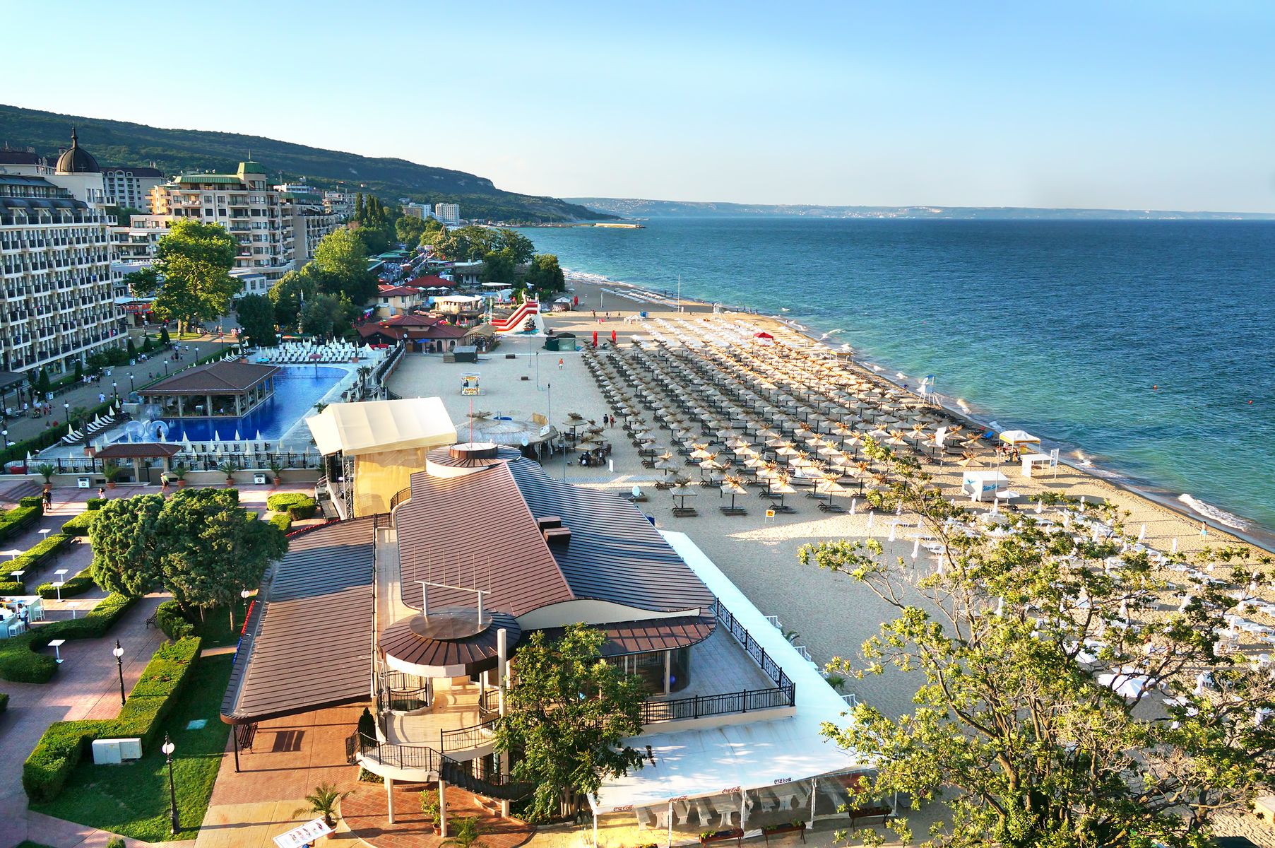 Panorama de la playa y hoteles en un Resort en Sunny Beach, Bulgaria