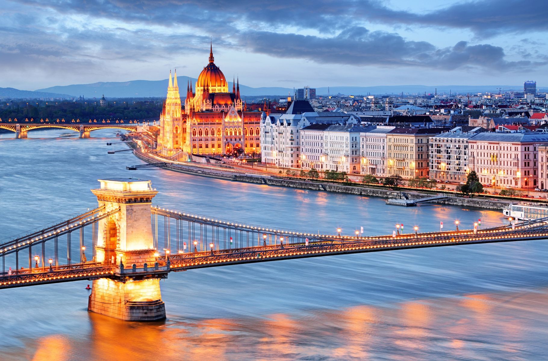 Budapest con su famoso puente y el parlamento de fondo, Hungría
